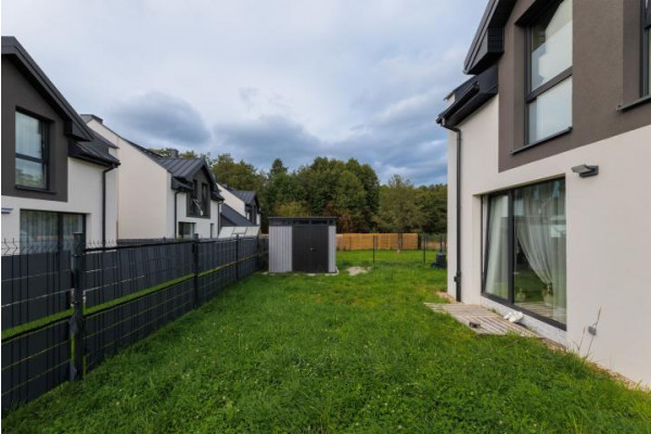 bielski, Wilkowice, Sielska, Dom w zabudowie bliźniaczej w Wilkowicach