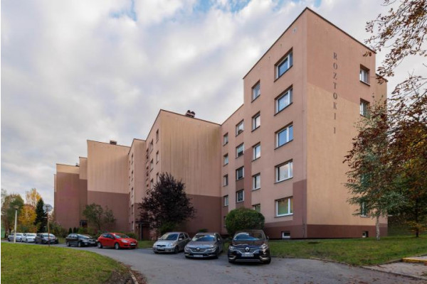 Bielsko-Biała, Kamienica, Roztoki, Czteropokojowe mieszkania w niskim bloku